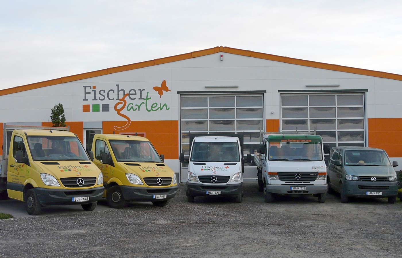 Fuhrpark der FischerGarten GmbH vor dem Betriebsgebäude in Rheinbach