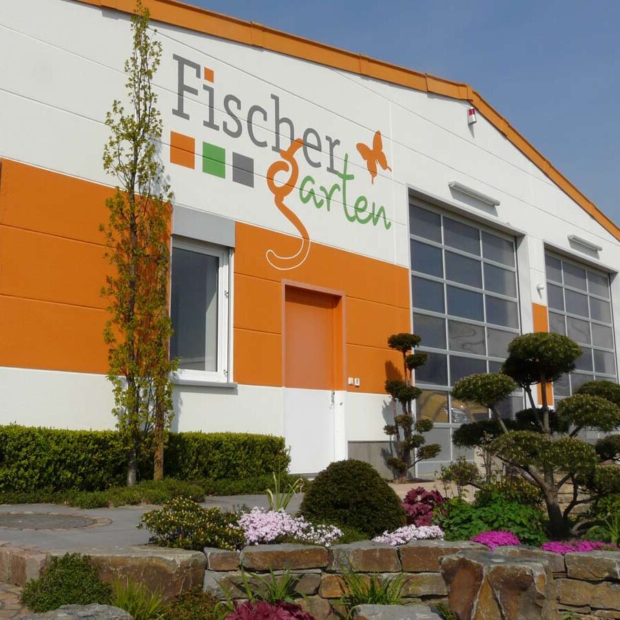 Betriebsgebäude der FischerGarten GmbH in Rheinbach mit gepflegter Außenanlage